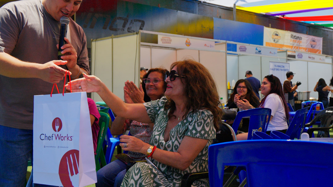 Entrega de premios y participación del público en la feria gastronómica Iquique de Mar a Cordillera